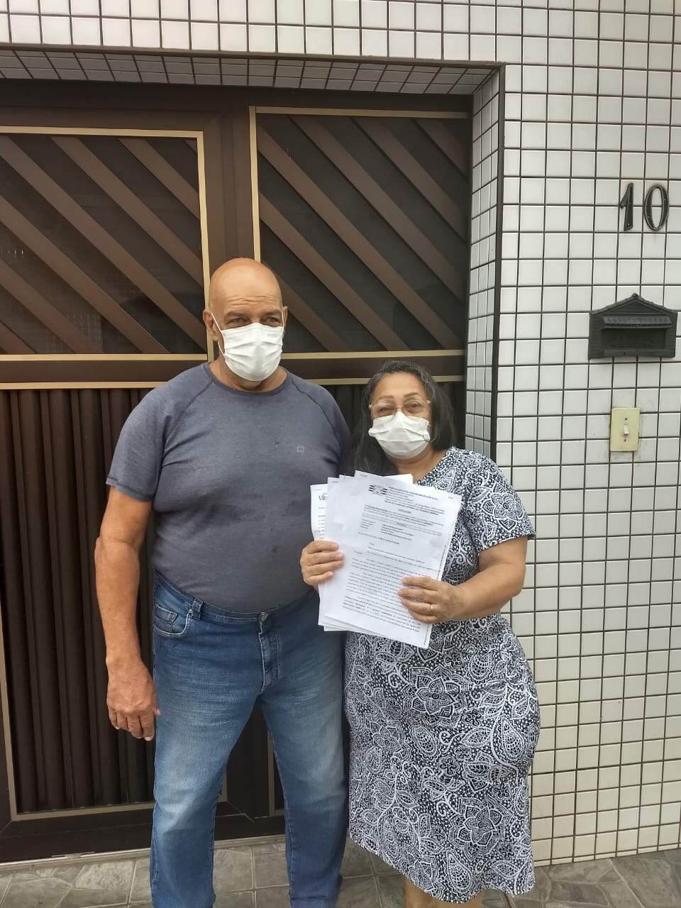 Vanderlei e a esposa aguardam por medicamento para tratamento de câncer