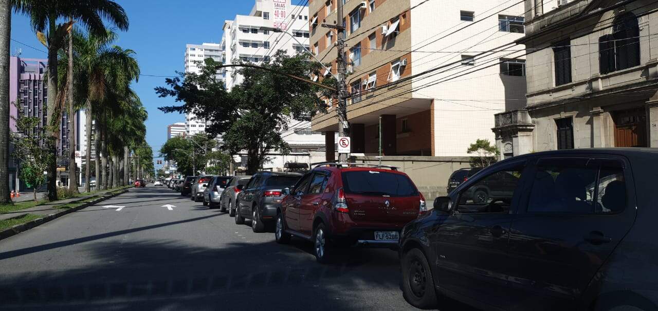Motoristas registraram trechos da Avenida Ana Costa com o trânsito parado 