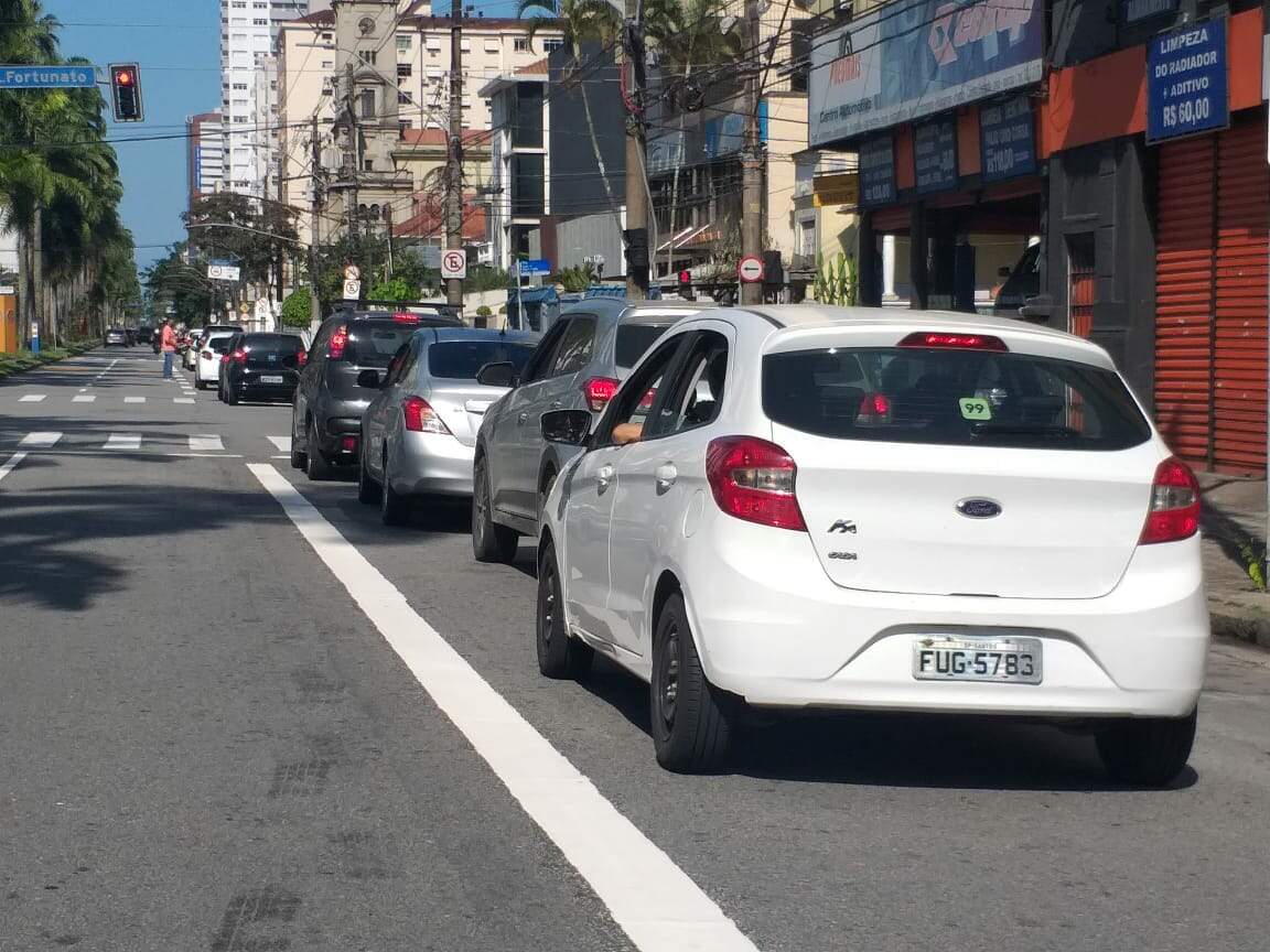 Fila de carros passou pela Avenida Ana Costa, entre outras vias da cidade 