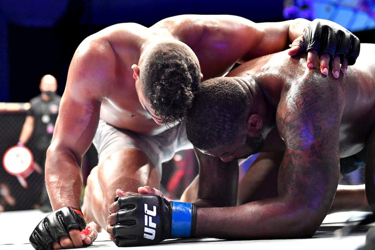 Overeem venceu Harris por nocaute técnico no segundo round da luta principal do UFC