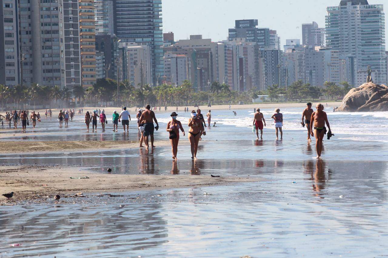 Em domingo de sol, vicentinos voltaram a ignorar quarentena e se aglomeraram na praia do Itararé