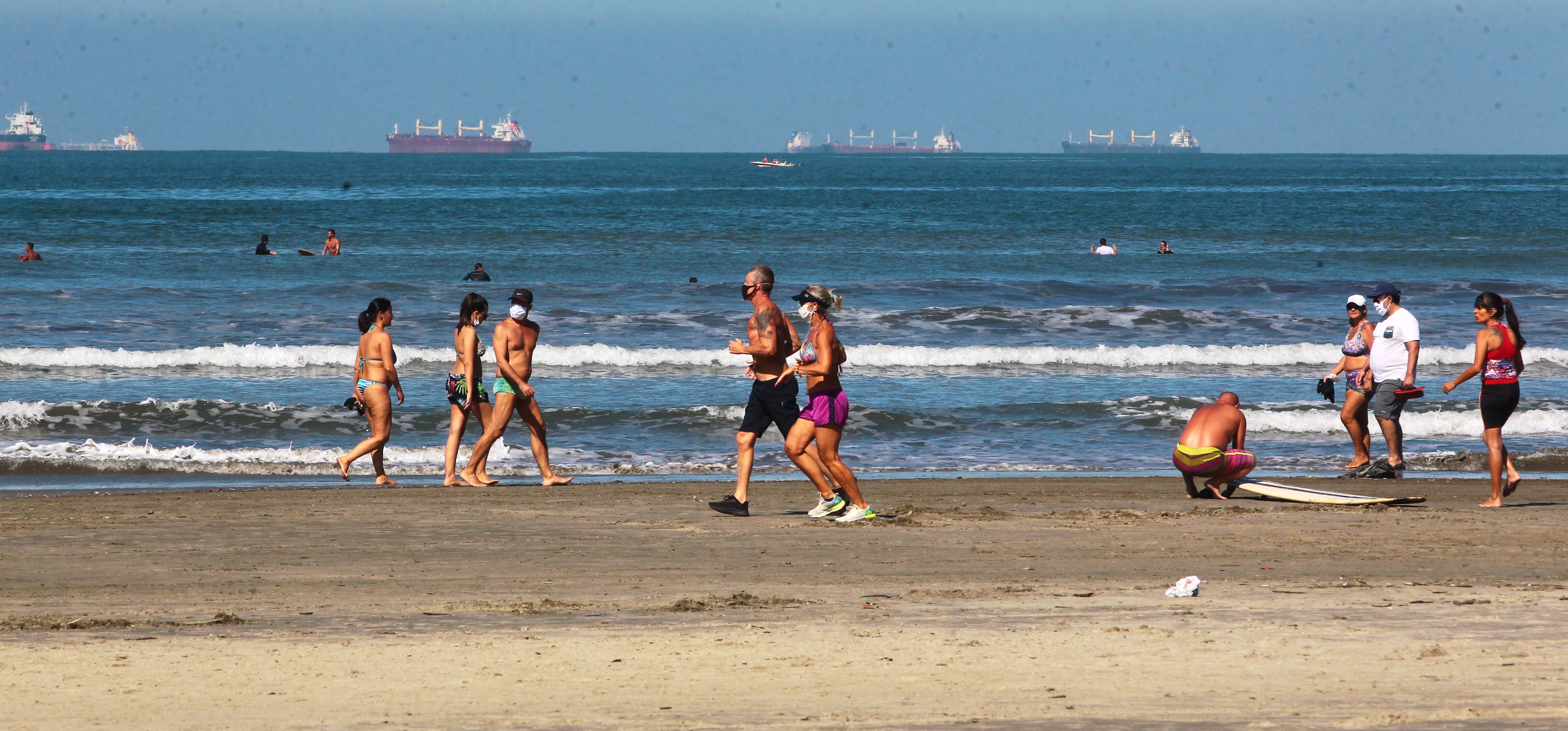 Mesmo com calçadão liberado para atividades físicas, vicentinos insistem em utilizar a faixa de areia 