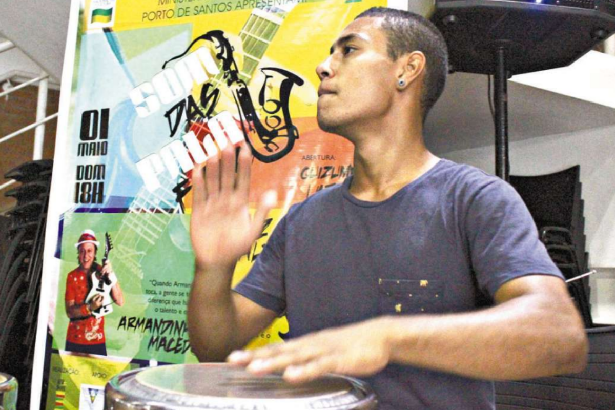 Ex-aluno e professor de percussão do Arte no Dique, Jorge Santos, de 22 anos, está morando na França