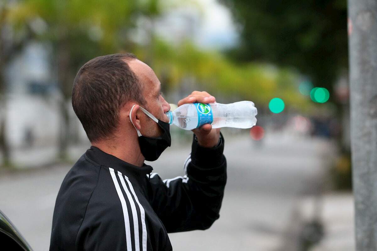 Obrigatoriedade da proteção no rosto não pode impedir as pessoas de beber água