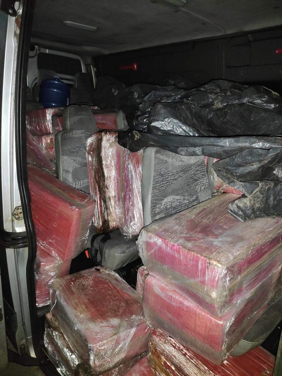 Tabletes de maconha foram localizados dentro de uma van 