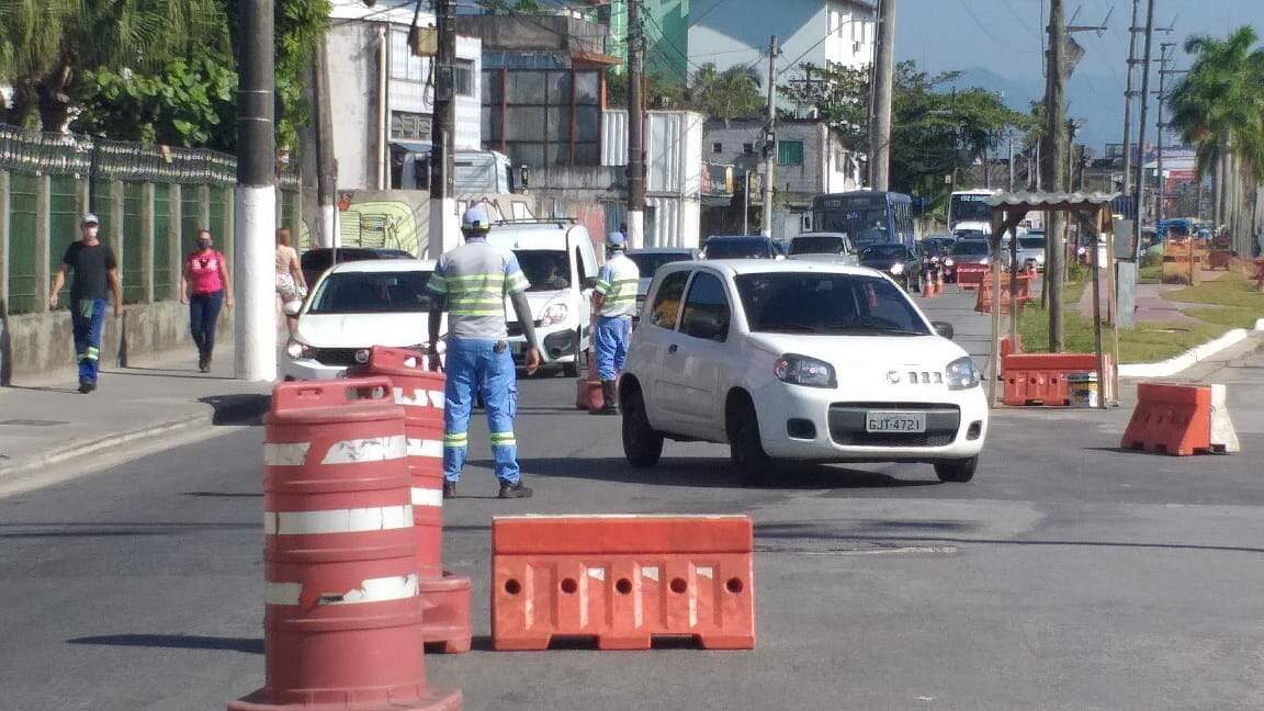 Trânsito na entrada de Santos segue carregado 