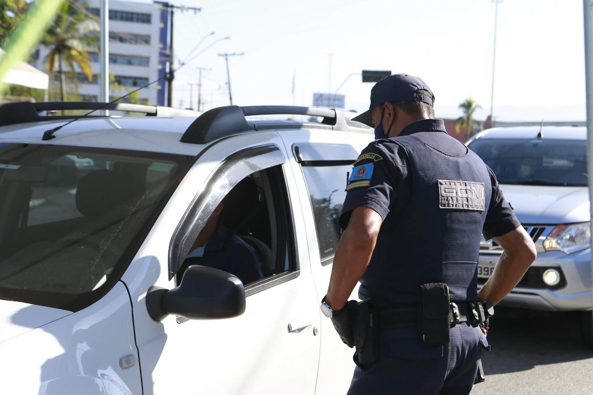 Guarujá impede entrada de 337 veículos durante primeiro dia de bloqueio do 'megaferiado'