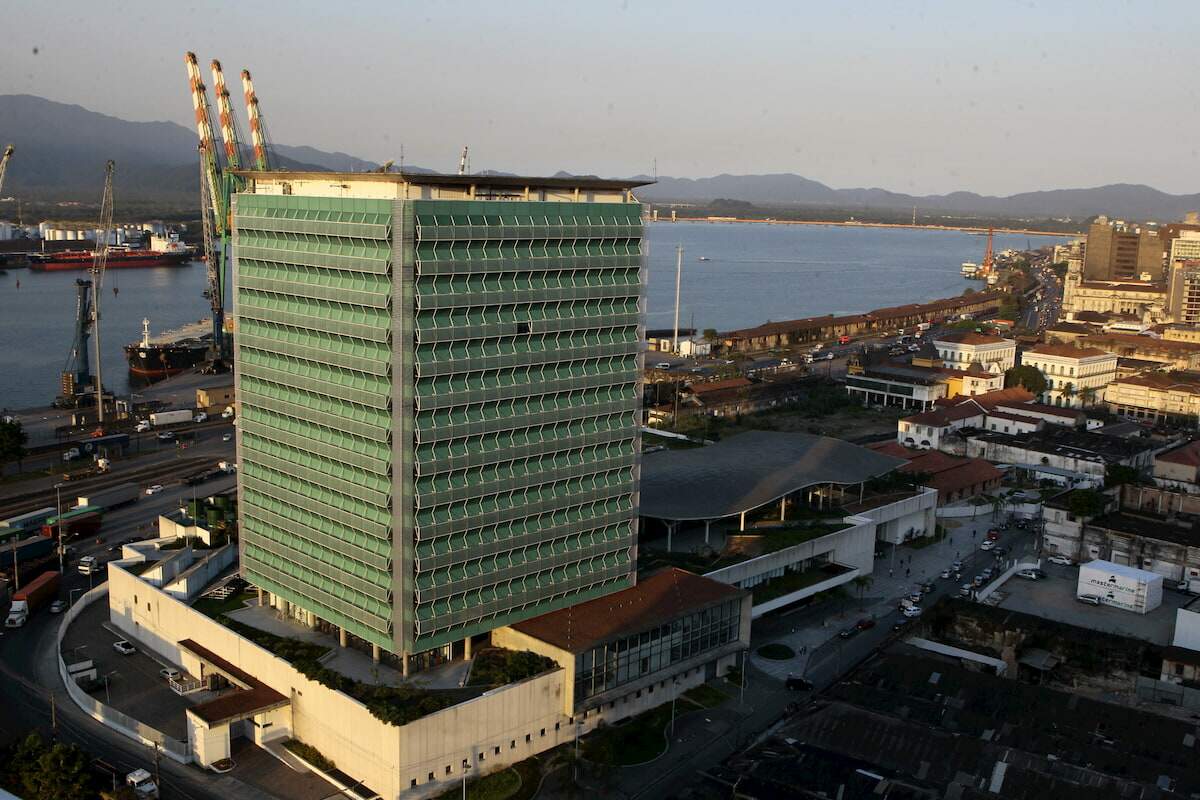 Sindicato estima perda de 20% da mão de obra alocada na torre da Petrobras, no Valongo