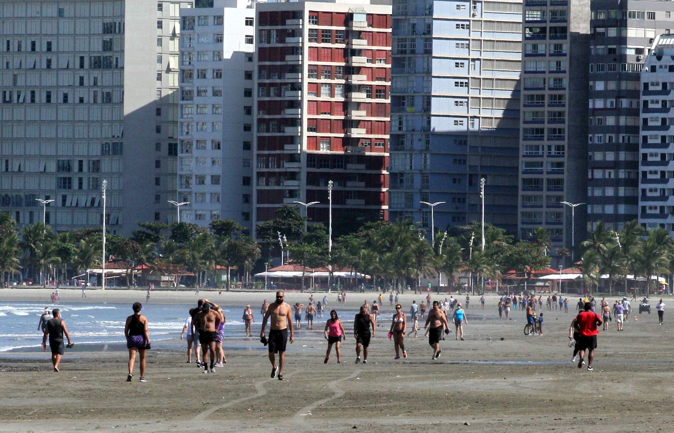 Mesmo com medidas de restrição, praia de São Vicente permanece movimentada