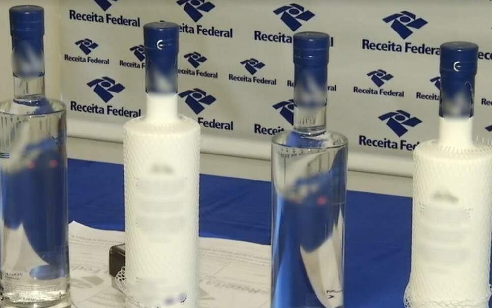 Garrafas de vodka apreendidas pela delegacia da Receita Federal