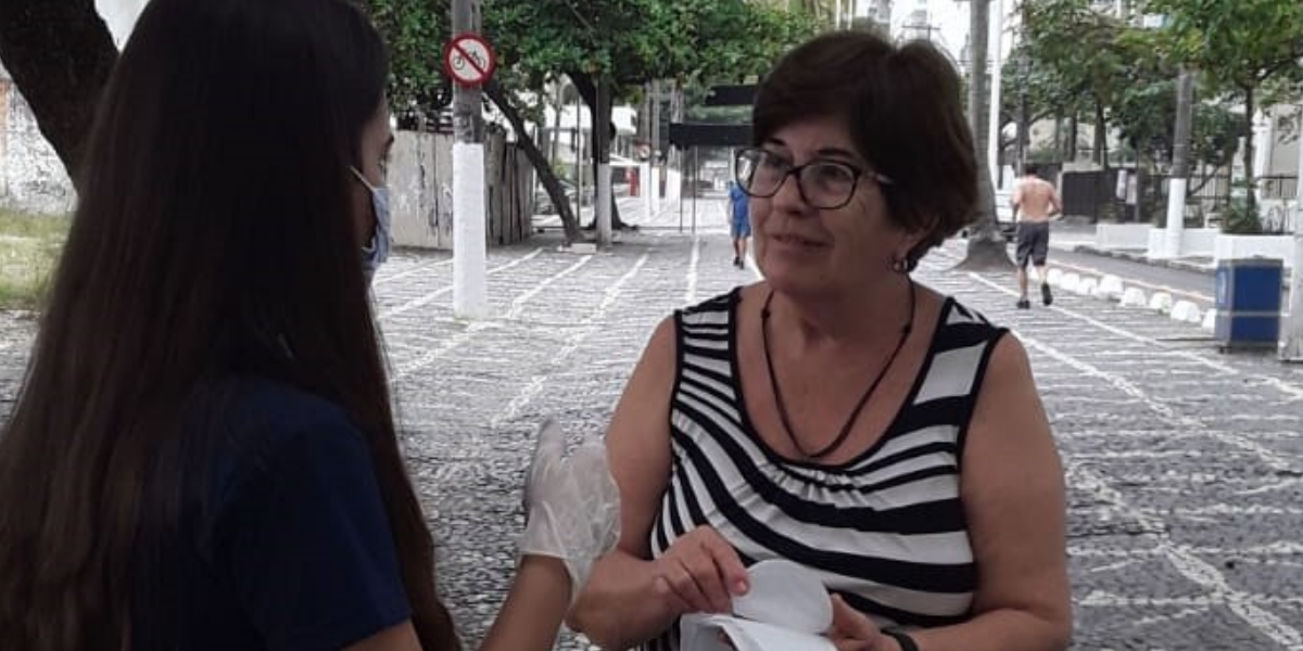 Equipe da Prefeitura de Guarujá realiza blitz para conscientizar população 