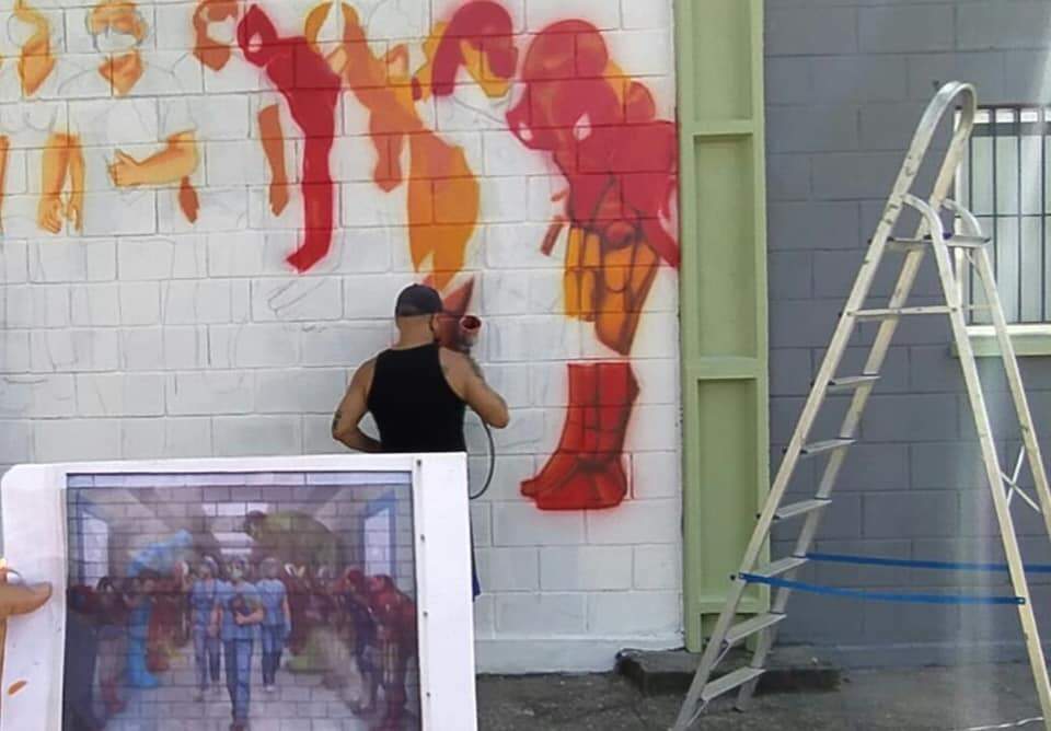 Rico levou três dias para fazer desenhos no muro de hospital de campanha em São Vicente 