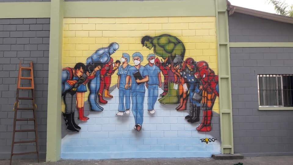 Montagem de super heróis reverenciando profissionais da saúde foi reproduzida por grafiteiro