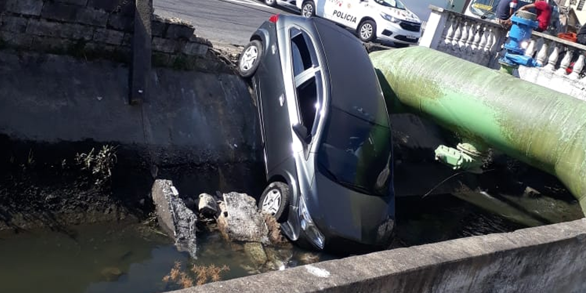 Carro caiu dentro de canal da Linha Vermelha, em São Vicente, na manhã desta sexta-feira (29)