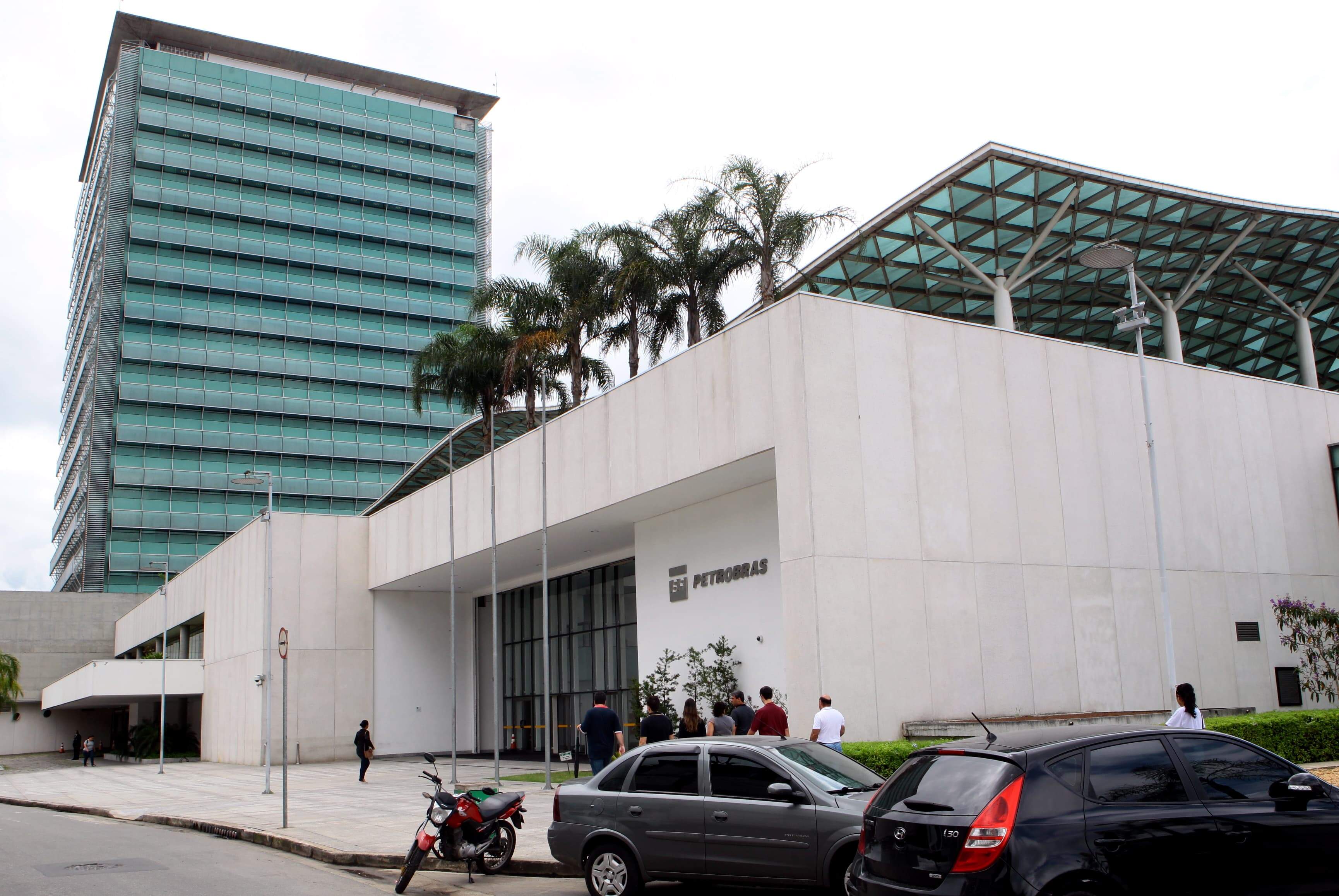 Petrobras conta com uma base em funcionamento em Santos: edifício construído pela estatal no Valongo