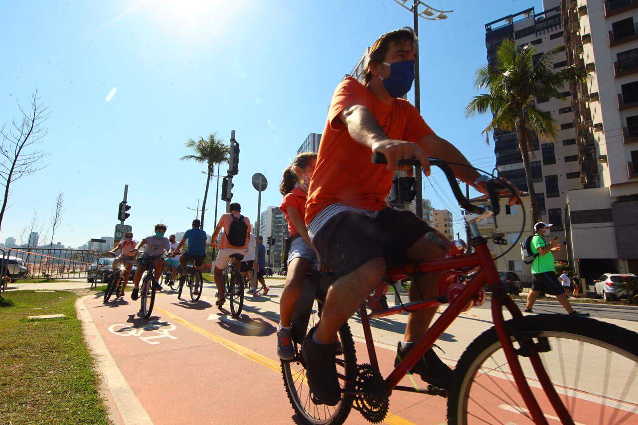Ciclistas na ciclovia de Santos durante domingo de sol na cidade 