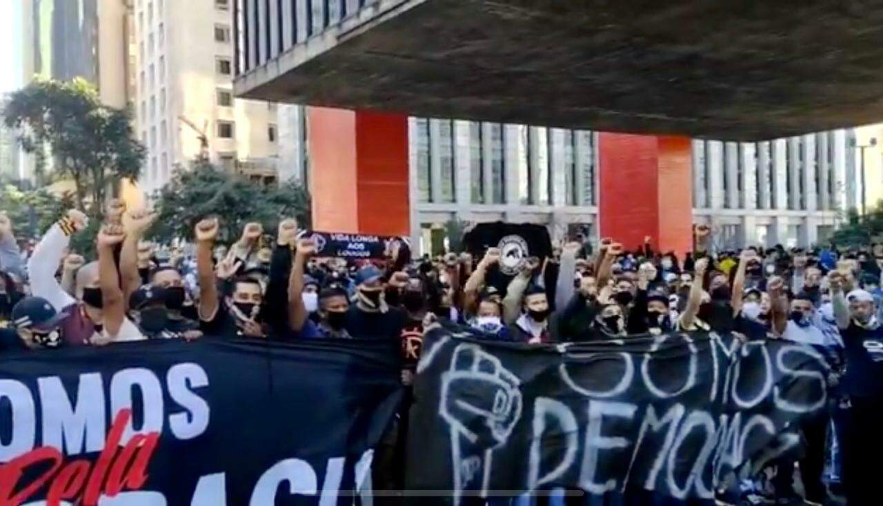 Torcedores do Corinthians e Palmeiras durante manifestação pró-democracia na Paulista