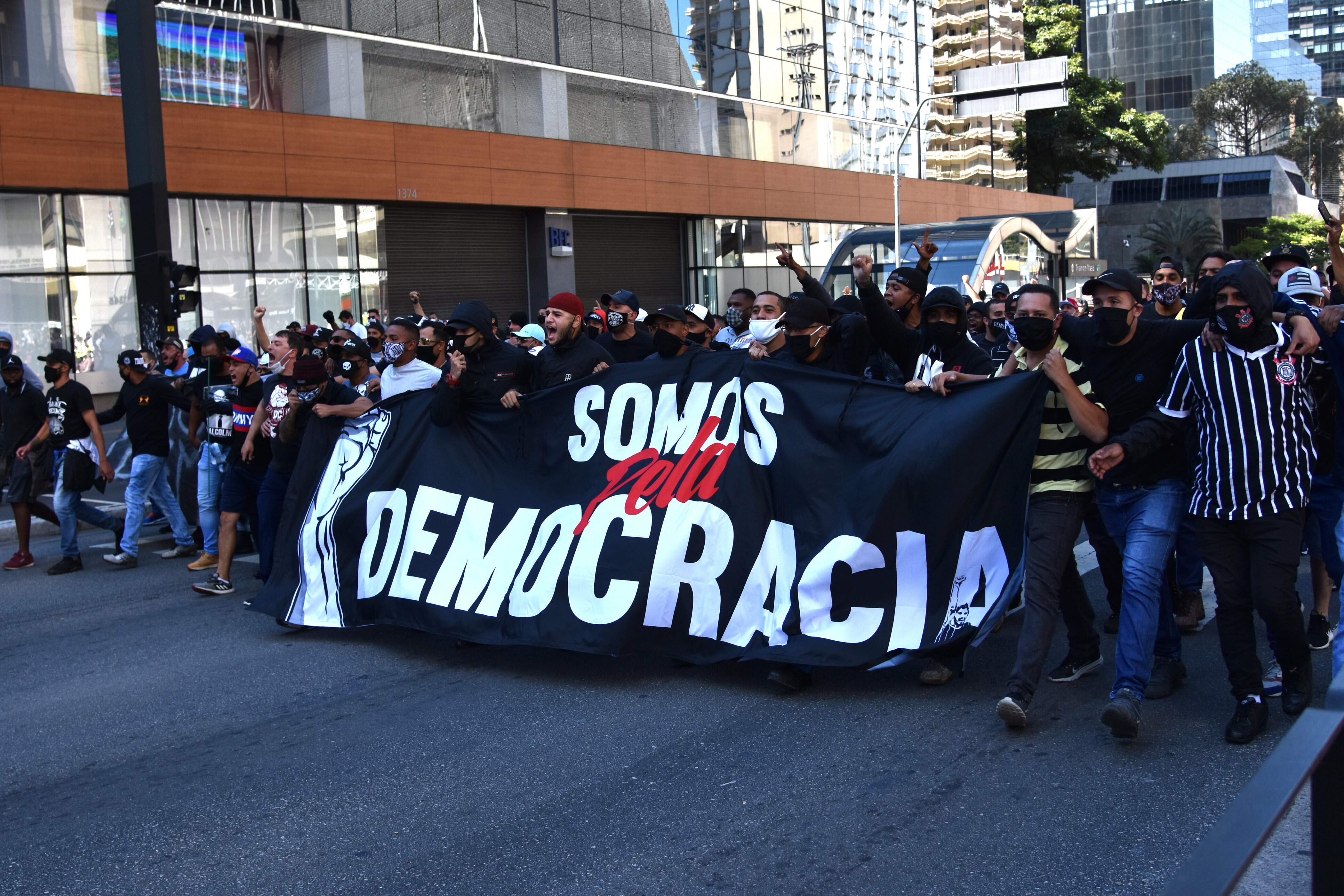 Organizadas de clubes de futebol de SP realizavam ato na Avenida Paulista até intervenção da PM