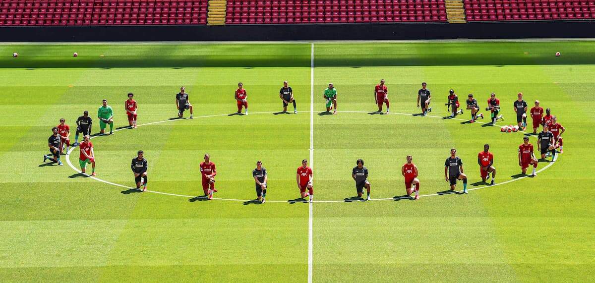 Atletas do elenco do Liverpool protestam no centro de treinamento da equipe