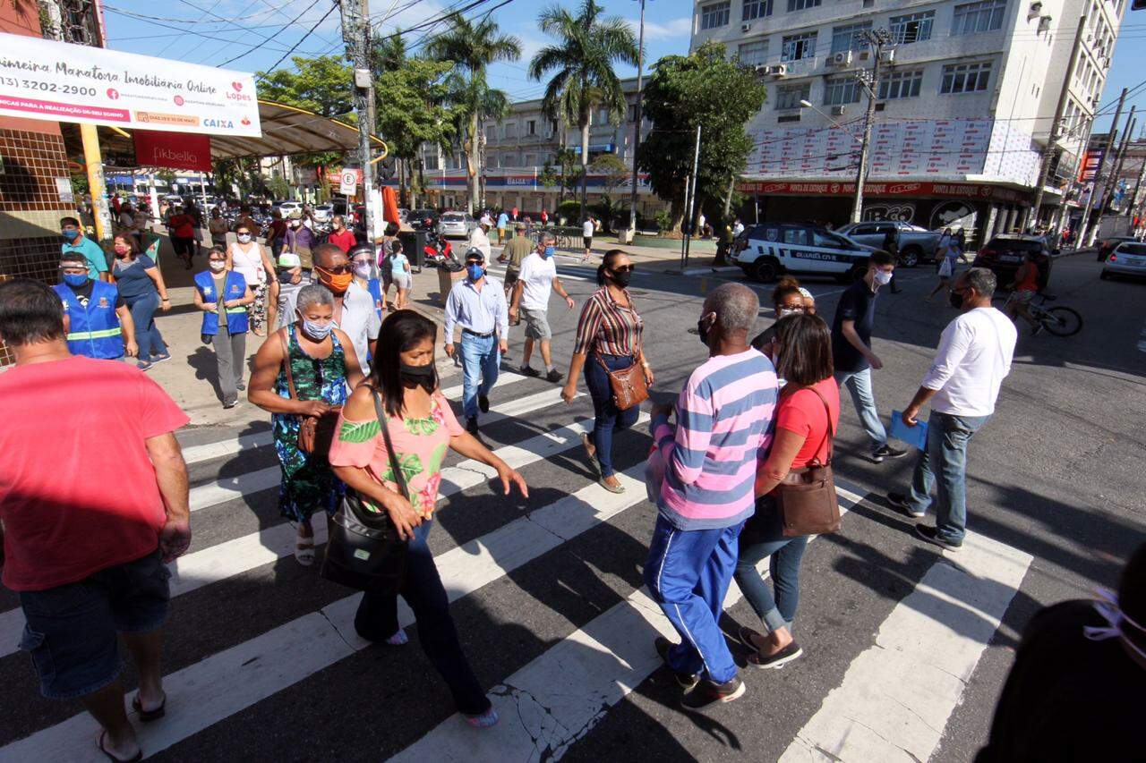 Centro de São Vicente teve movimento intenso no dia 1º de junho 