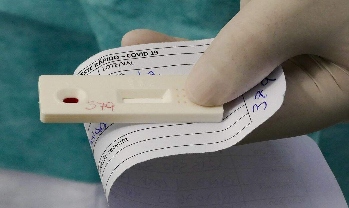 O exame é feito com o uso de amostras de sangue, soro ou plasma