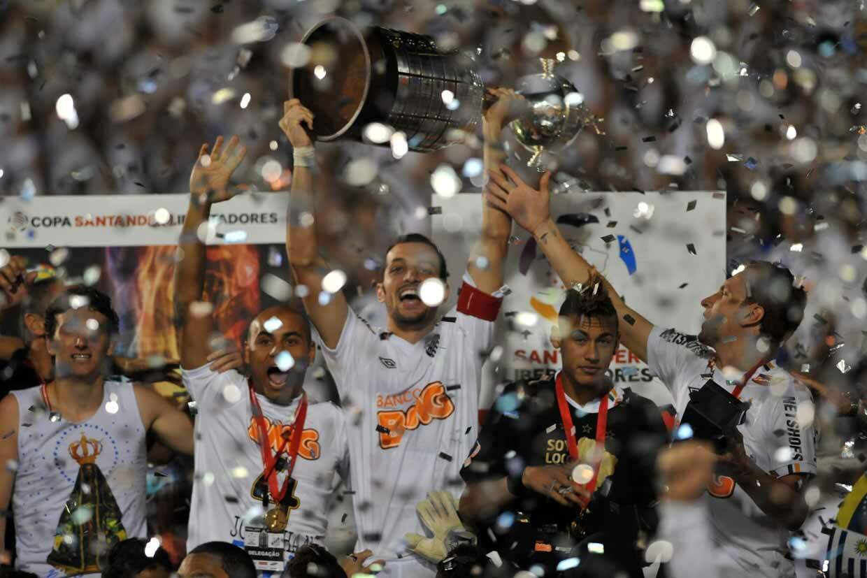 No dia 15 de junho de 2011, Edu Dracena ergueu o terceiro título da Libertadores do Santos 