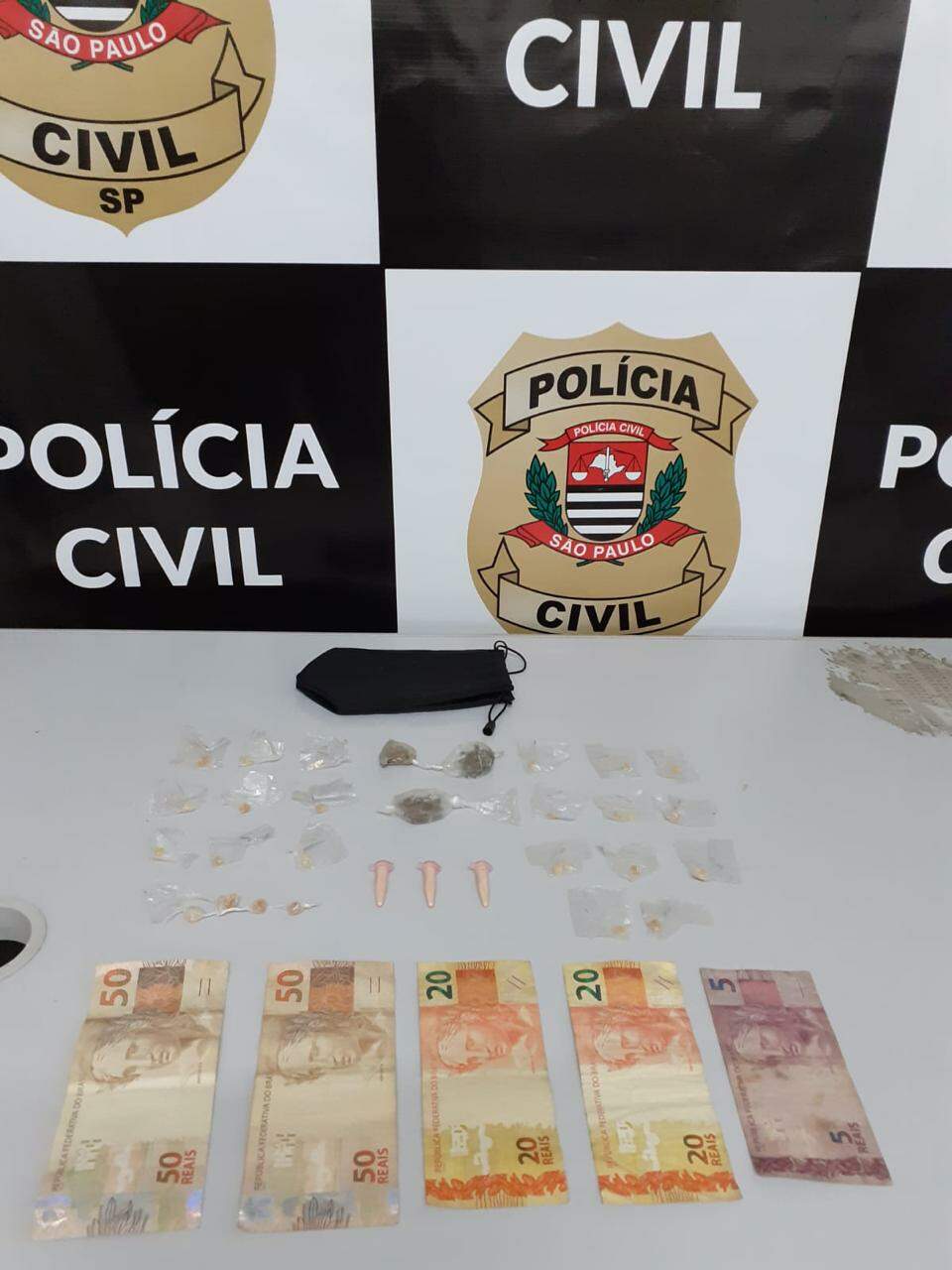 Equipe encontrou crack, maconha e cocaína, além de dinheiro