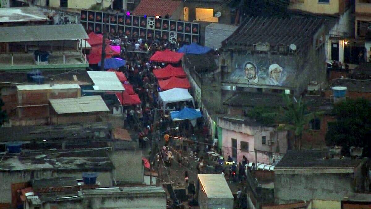 Festa foi realizada em uma rua fechada no alto da comunidade