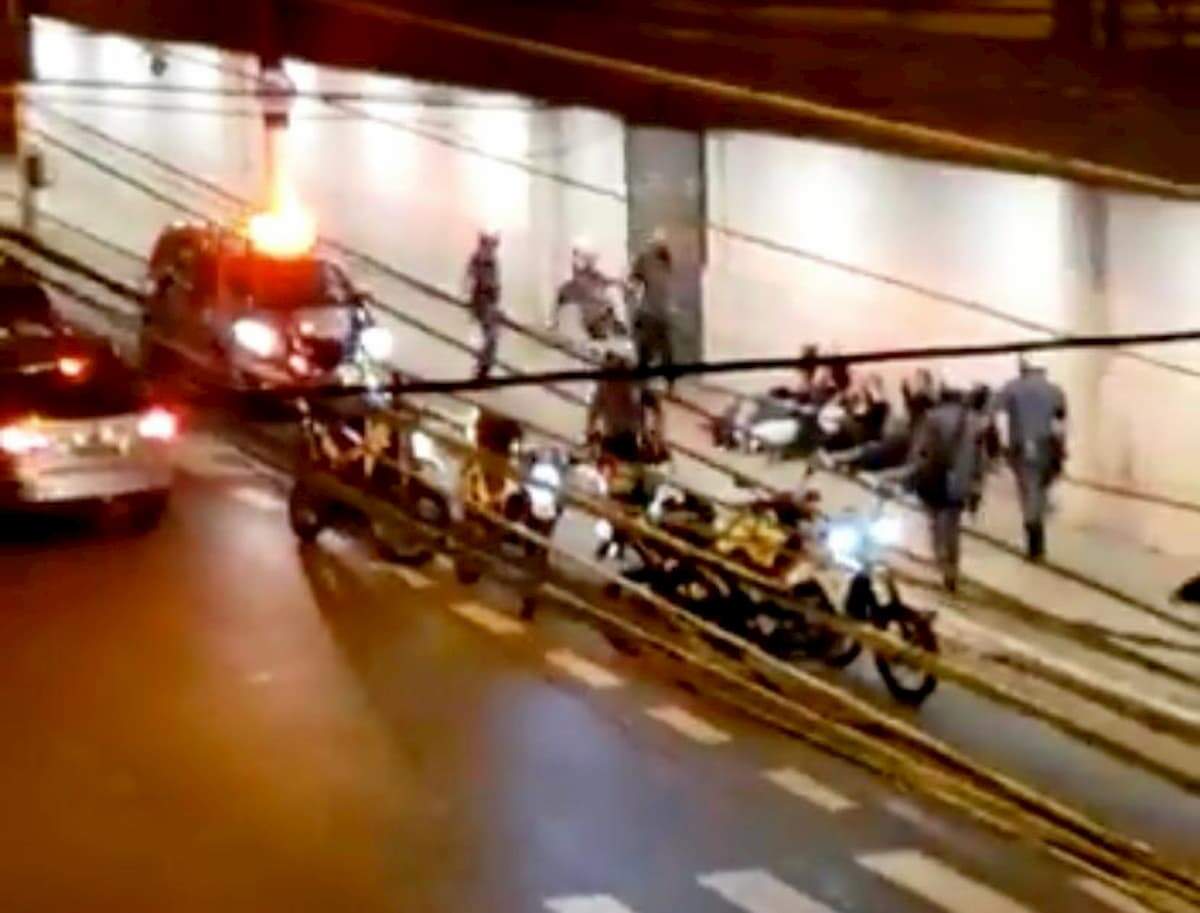 Vídeo que circula pela internet mostra policiais militares agredindo grupos de pessoas em Pinheiros