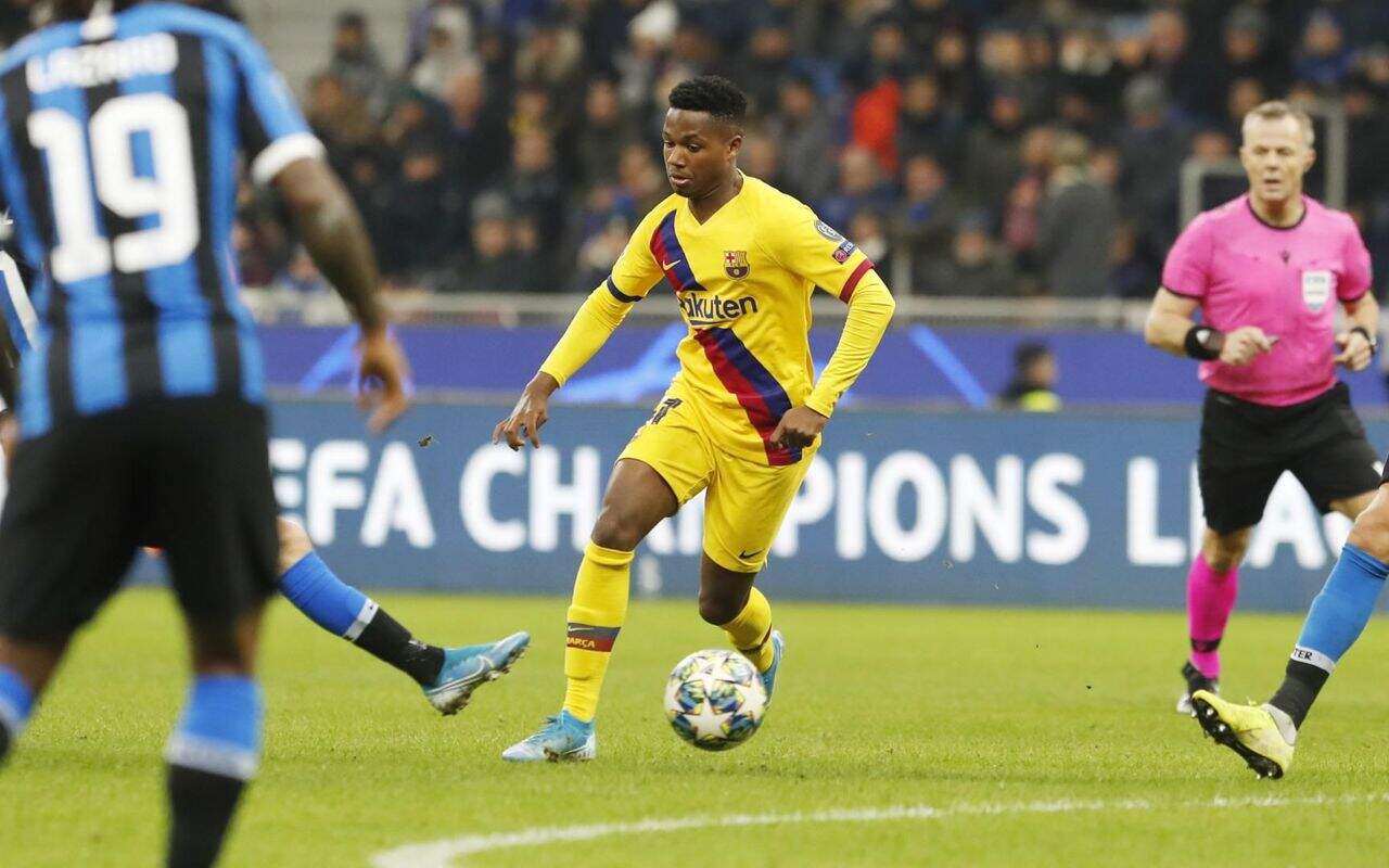 Fati disputa a sua primeira temporada como profissional no Barcelona