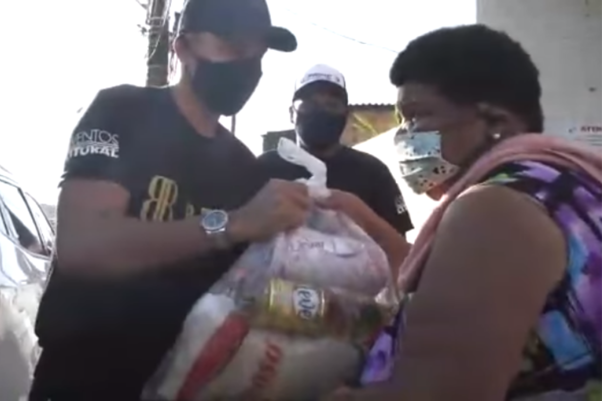 Equipe do cantor fez a entrega dos alimentos para os moradores 