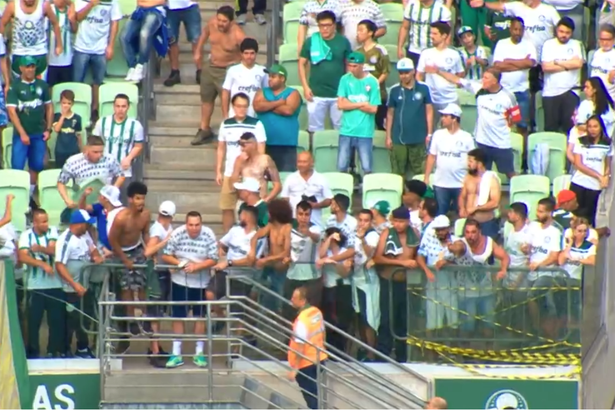 Torcida do Palmeiras atirou objetos contra jogadores do Flamengo