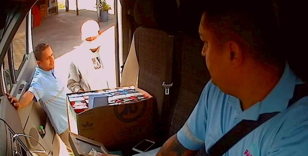 Câmeras instaladas no veículo de entrega gravaram o momento do roubo