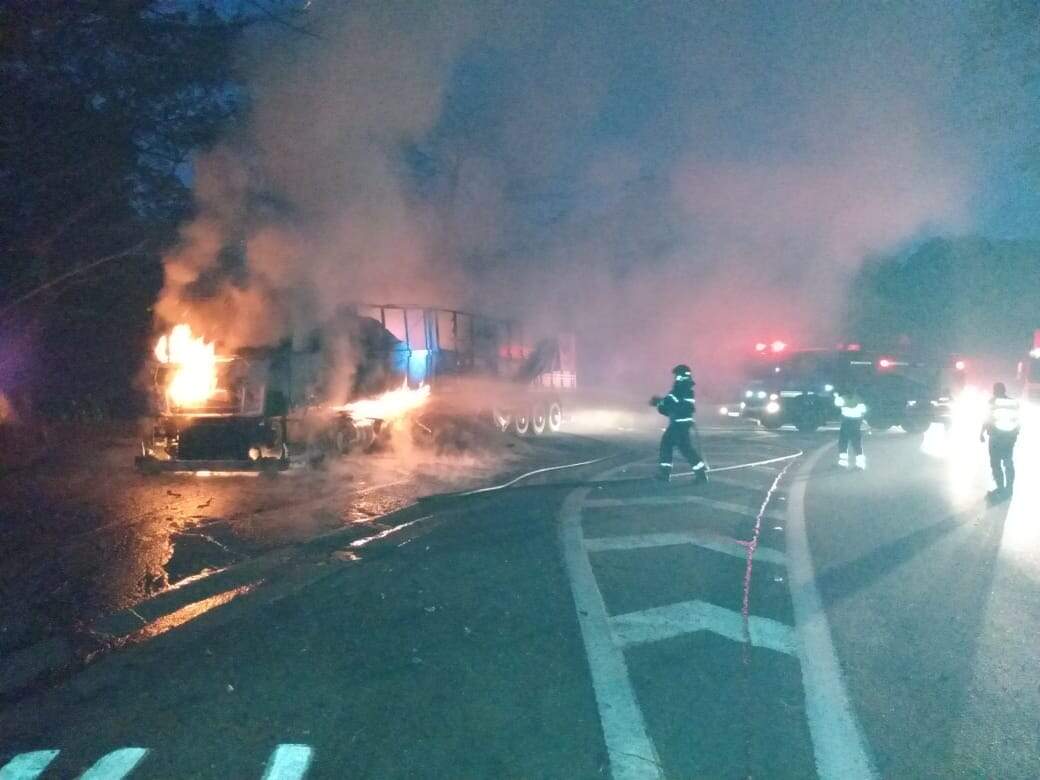 Motorista conseguiu escapar ileso de incêndio em carreta na Via Anchieta
