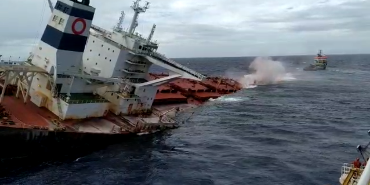 Navio de bandeira sul-coreana é afundado pela Marinha do Brasil