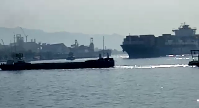Vídeo mostra batelão cruzando o canal do Porto de Santos na frente de porta-contêineres