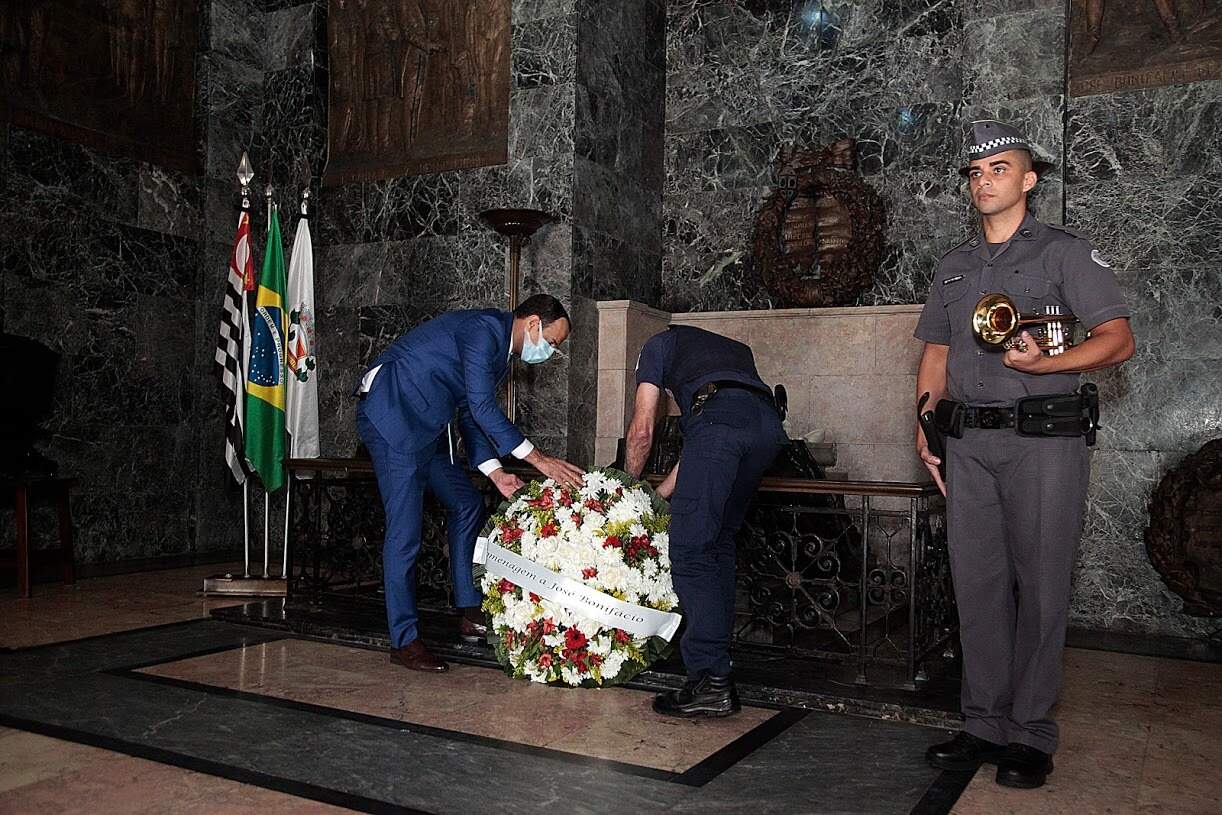 Prefeito depositou flores ao lado do mausoléu de José Bonifácio