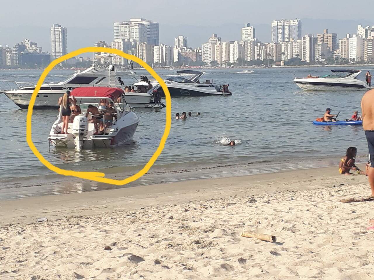 Pessoas aproveitam o sábado de sol na Praia do Góes 