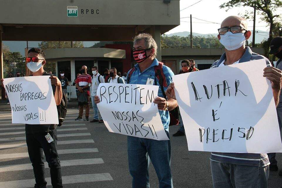 Protesto cobra aplicação de testes de Covid-19 na unidade cubatense da Petrobras