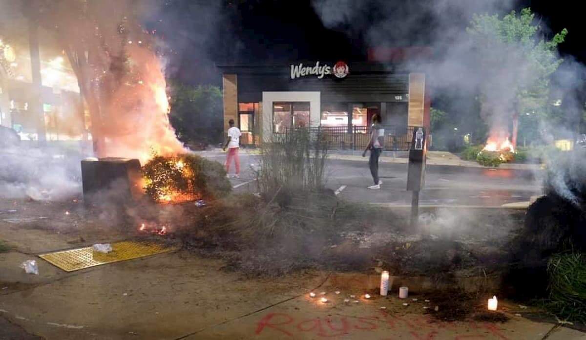Unidade da lanchonete Wendy's em Atlanta, na Georgia, em chamas