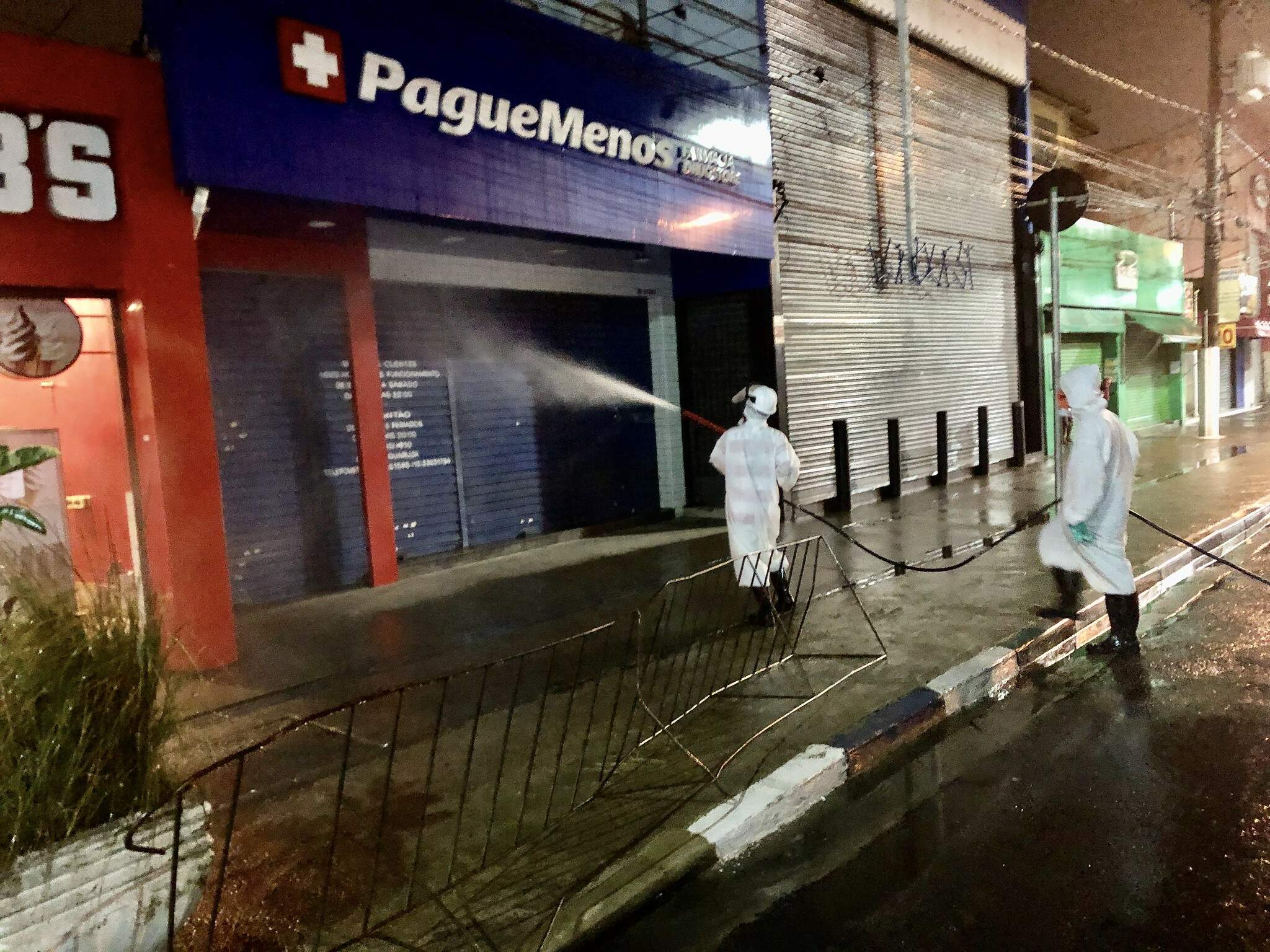 Foco do comércio na Cidade, a Avenida Thiago Ferreira foi desinfectada antes de reabrir