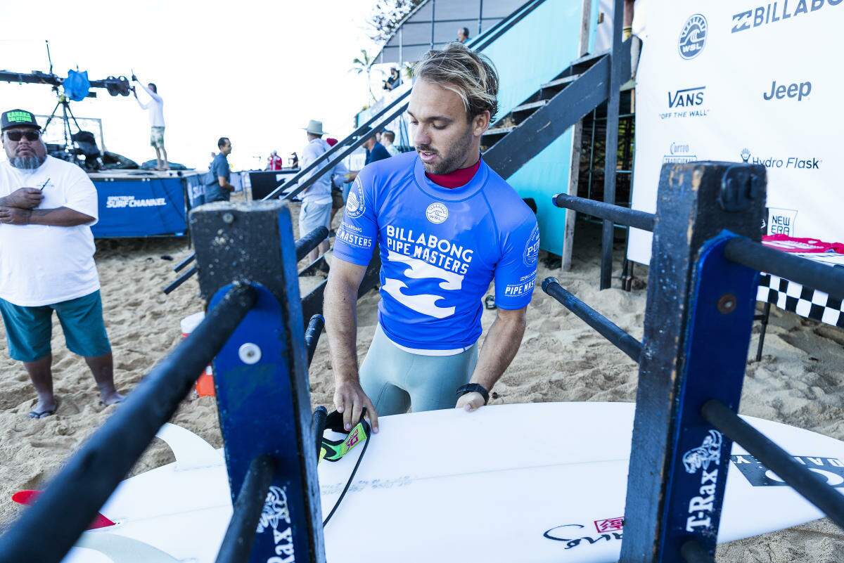 Caio Ibelli compete na elite mundial do surfe