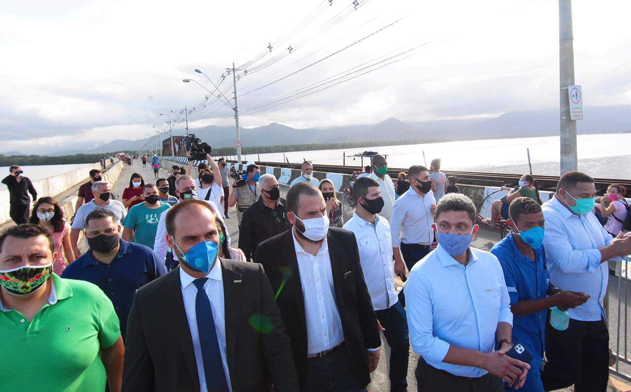 Ministro, deputado Eduardo Bolsonaro e prefeito de São Vicente estiveram na Ponte dos Barreiros