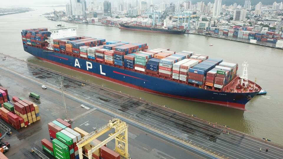 O navio APL Paris deixará o porto catarinense nesta quarta (17)