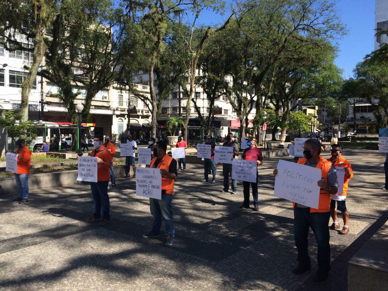 Protesto foi realizado na Praça Mauá, em Santos