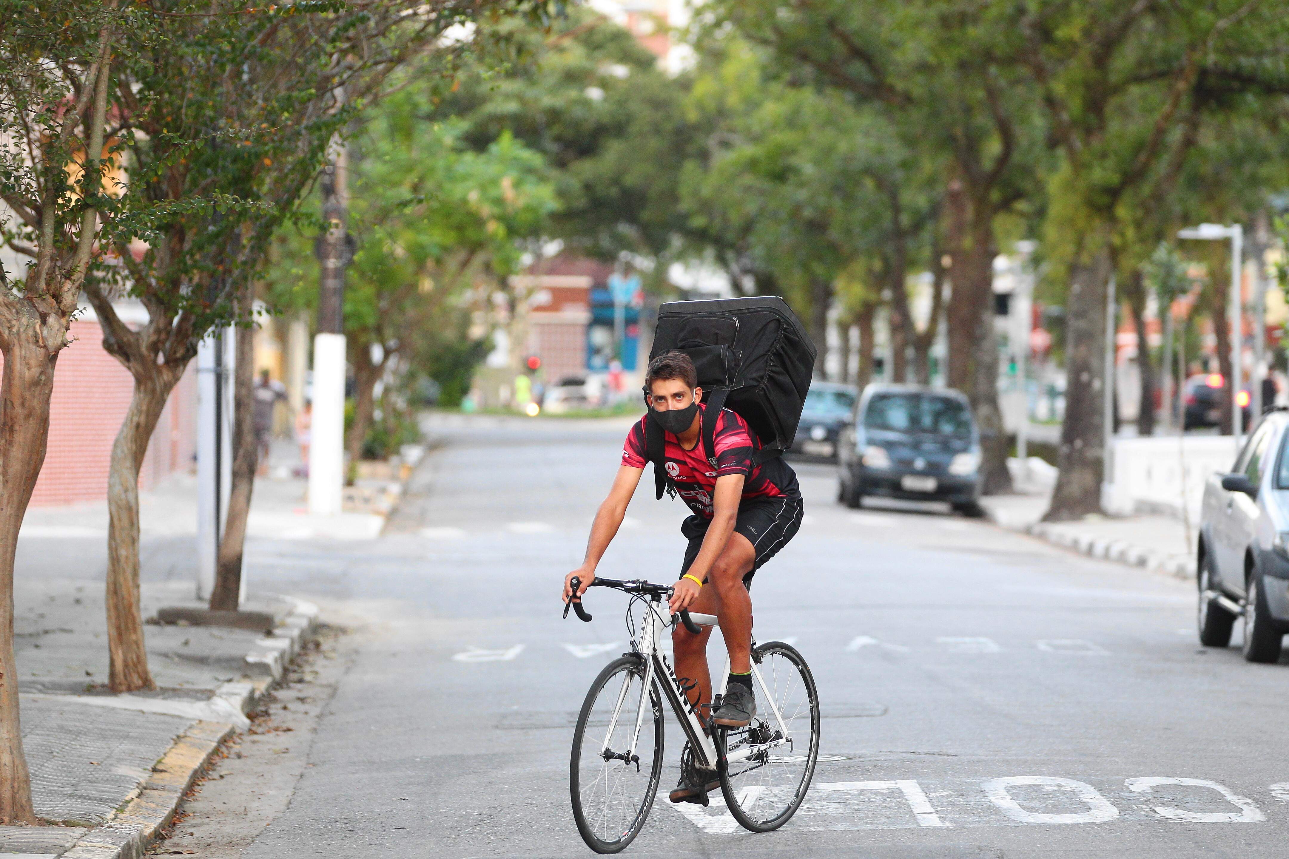 Triatleta Thomas Galindez entrega empanadas argentinas, de bike
