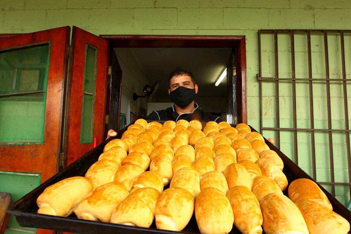Alexandre produz 12  mil pães por semana doados para a comunidade do Dique do Sambaiatuba