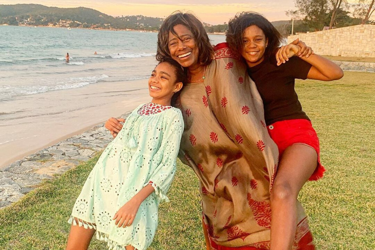 Gloria Maria posou em fotos com as filhas no Instagram