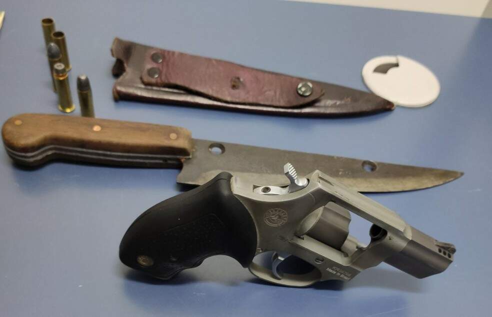 Arma e faca utilizadas durante discussão