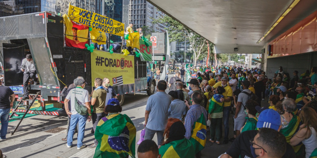 Manifestantes se reunem na Av. Paulista para se manifestarem a favor do governo de Jair Bolsonaro